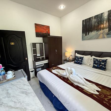Hotel Heaven House Restro & Bar Patong Esterno foto