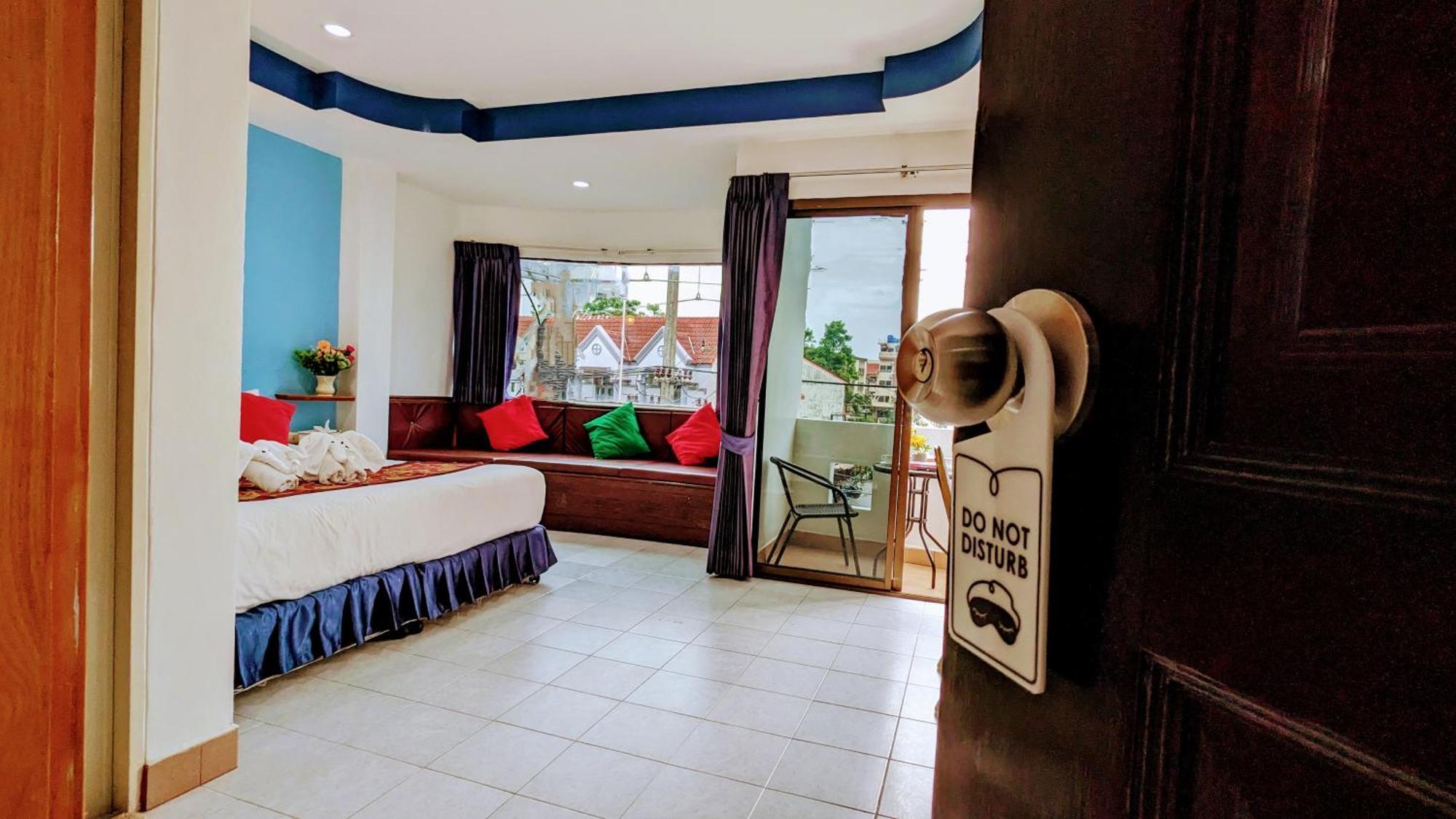 Hotel Heaven House Restro & Bar Patong Esterno foto