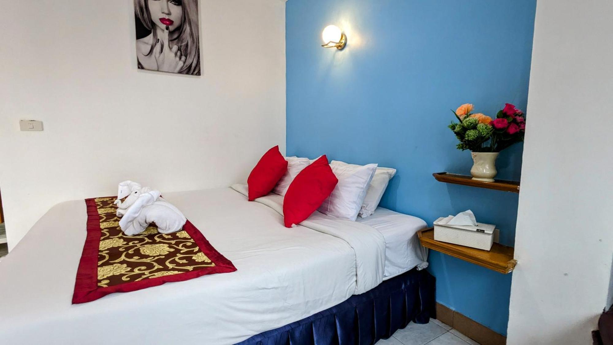 Hotel Heaven House Restro & Bar Patong Esterno foto