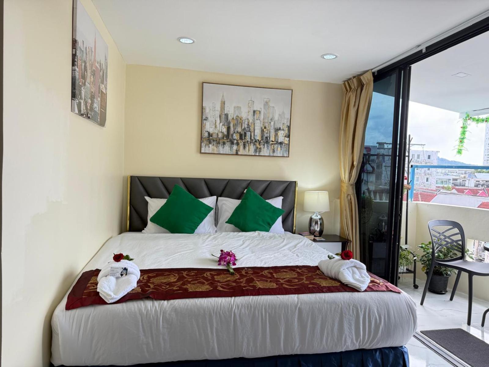 Hotel Heaven House Restro & Bar Patong Esterno foto
